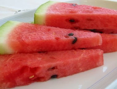 Εσείς ξέρετε που κάνει καλό το λευκό σημείο στη φλούδα του καρπουζιού;